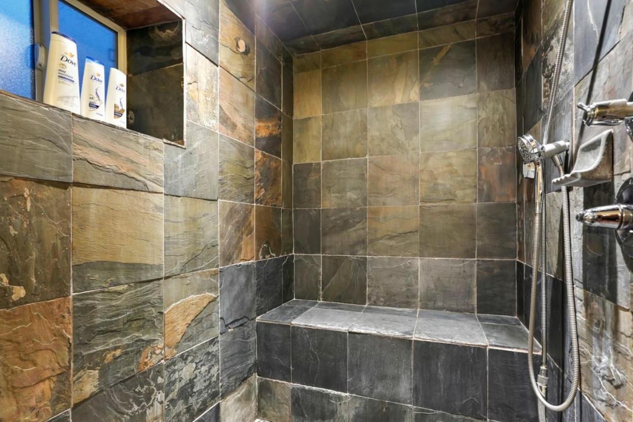 Shakedown St Hot Tub Fire Pit And 4 Miles To Dt Holiday home *